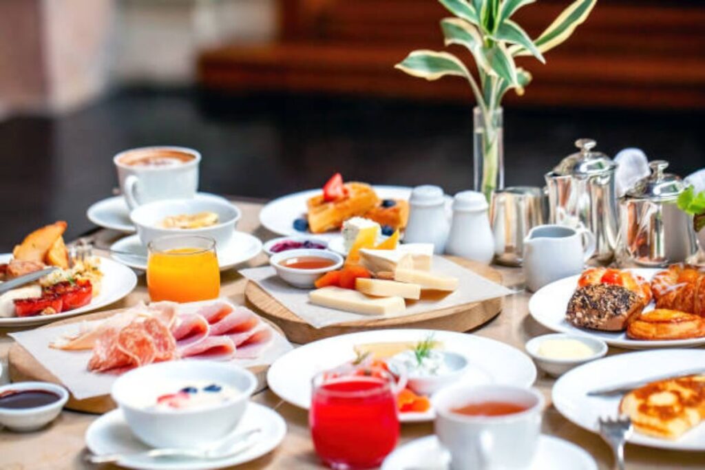 Desayunar barato en la cdmx es posible, con opciones de buffet.