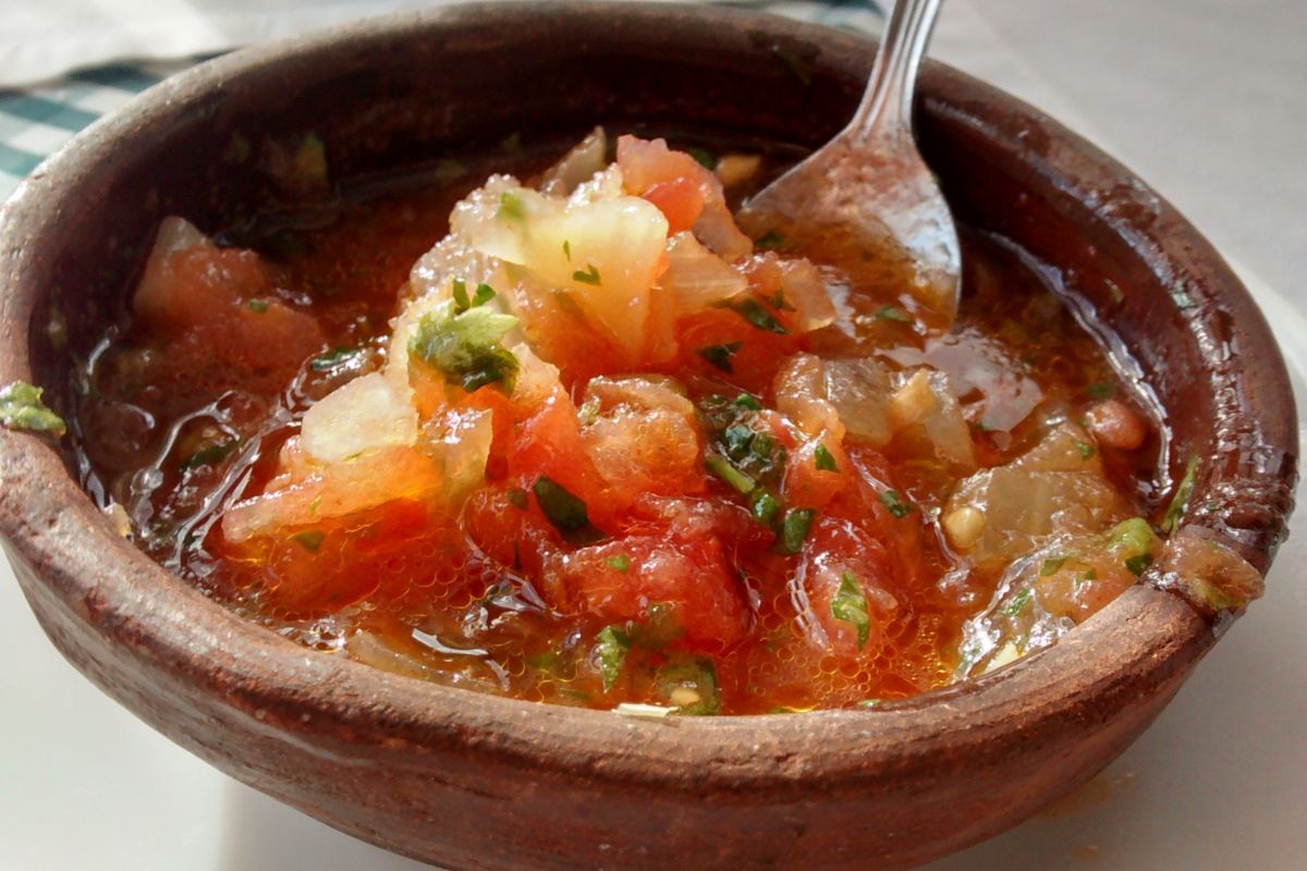Salsa fresca con jitomate, cebolla, cilantro y perejil fresco. Foto de Flickr.