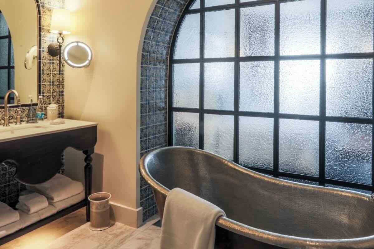 Baño individual dentro de habitación. Foto por Deby Beard.