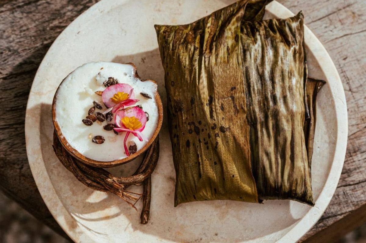 Tamal con compota de piña, helado de coco con queso mascarpone y flores del huerto; foto proporcionada por Kanché