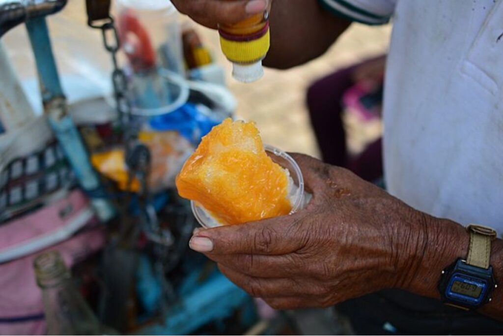 Los raspados mexicanos se preparan con hielo triturado a mano y jarabe espeso de fruta natural.