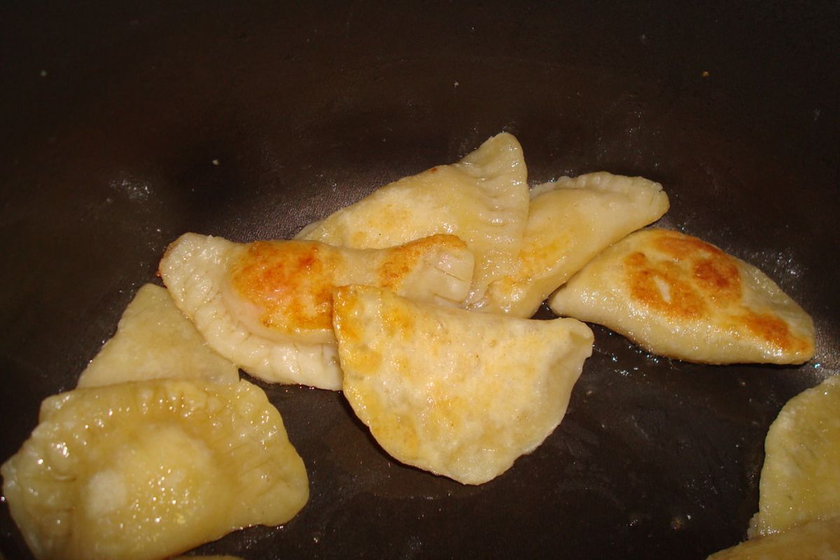 Pierogies fritos. Foto de Wikimedia Commons.