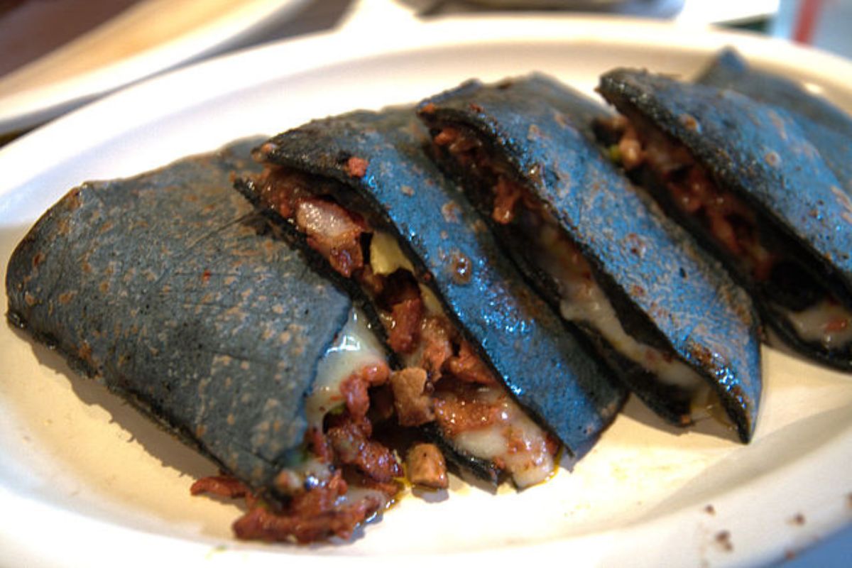 Quesadilla con masa de maíz azul. Foto de Flickr.