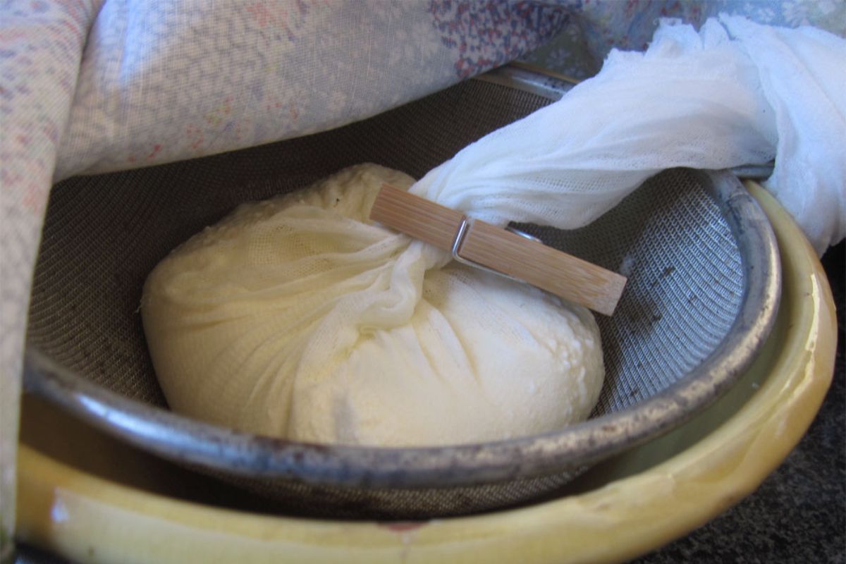 Método para eliminar el suero del queso. Foto de Flickr.