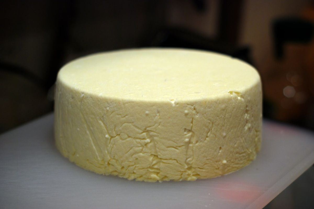 Pieza de queso recién hecho. Foto de PxHere.