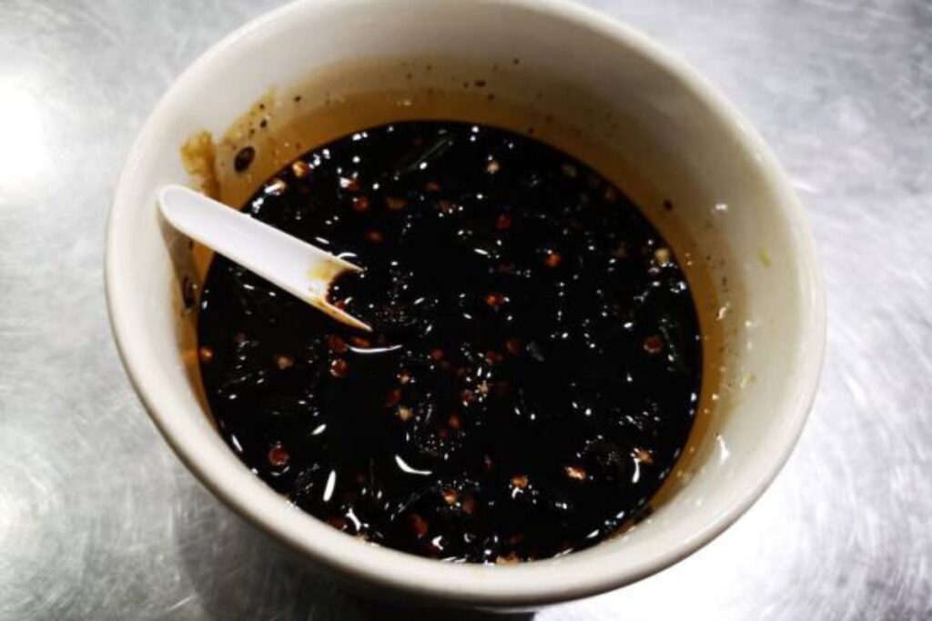 La salsa negra se prepara con salsa de soya como base, elementos cítricos y picantes.