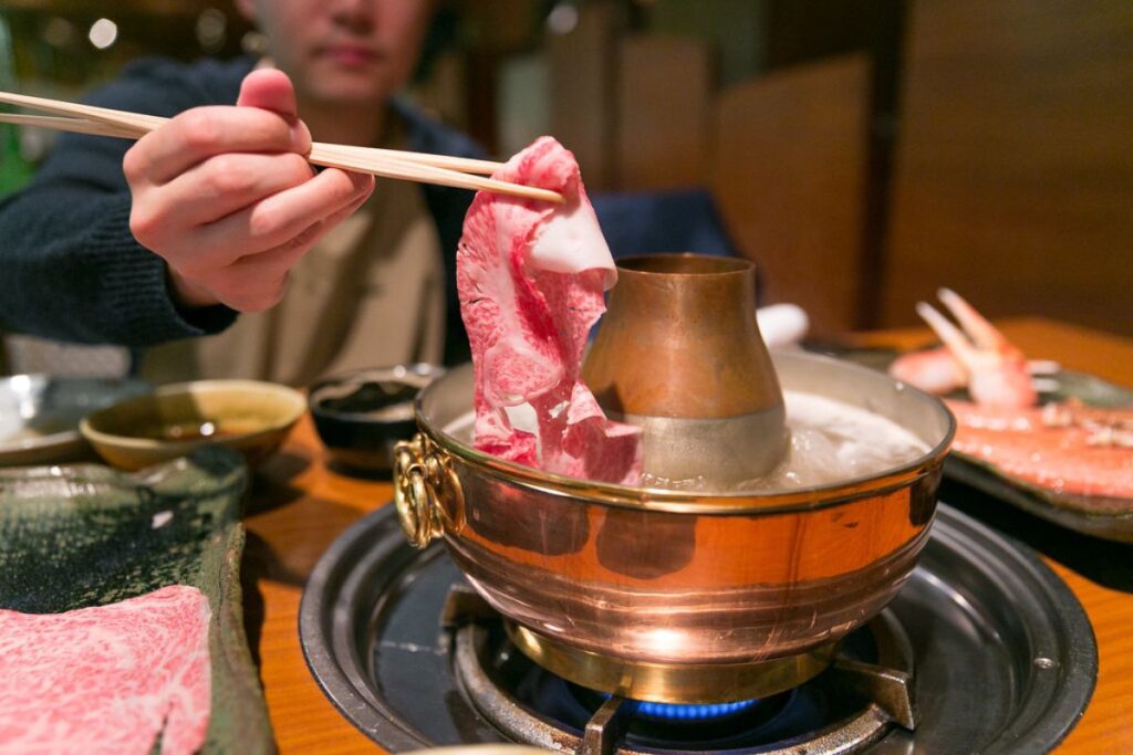 El shabu shabu es un platillo que se prepara y sirve en la mesa del comensal.