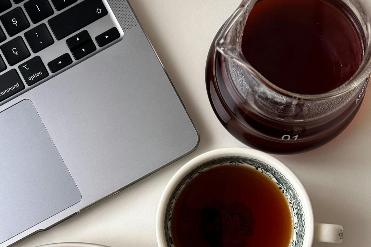 Taza de té para acompañar jornada de trabajo. Foto de Pexels.