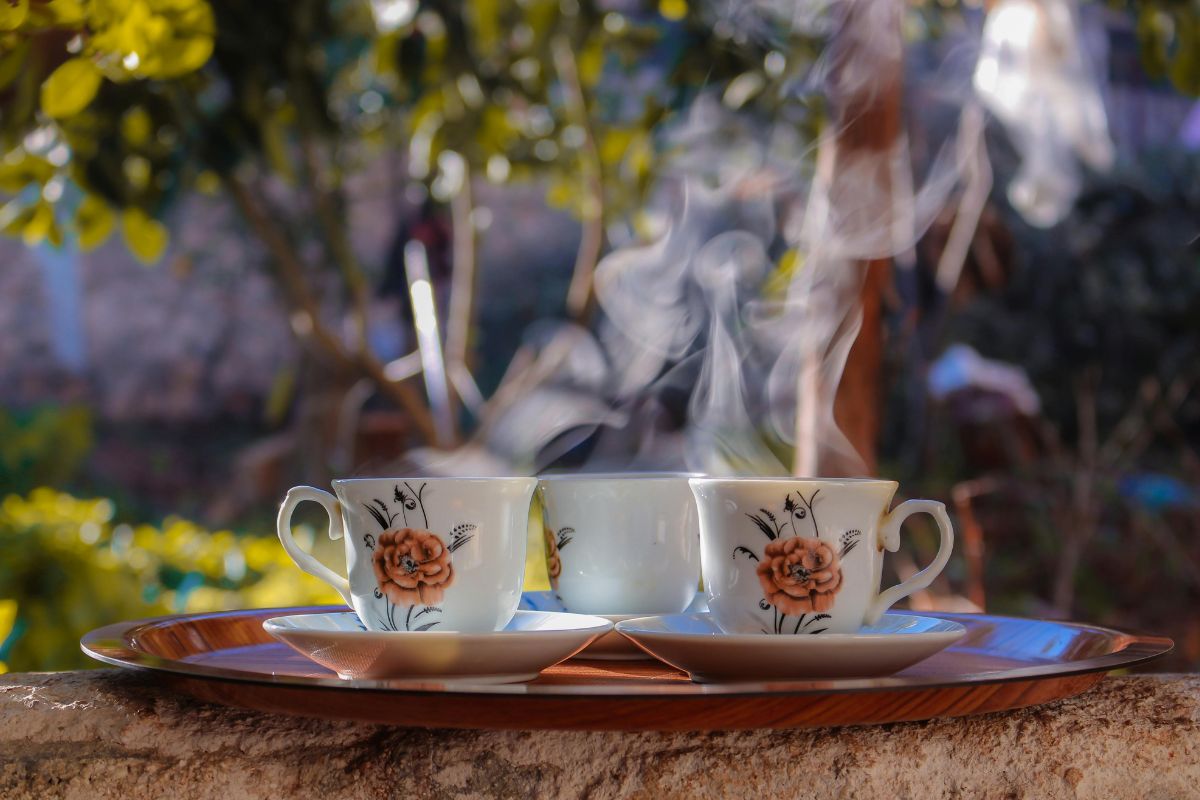 Tazas de té servidas con infusión natural. Foto de Pexels.