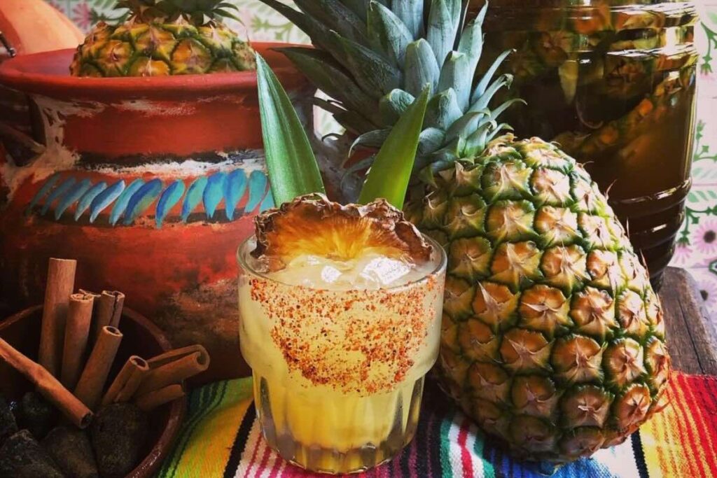Tepache de Jalisco, la bebida ancestral que rinde honor a la piña