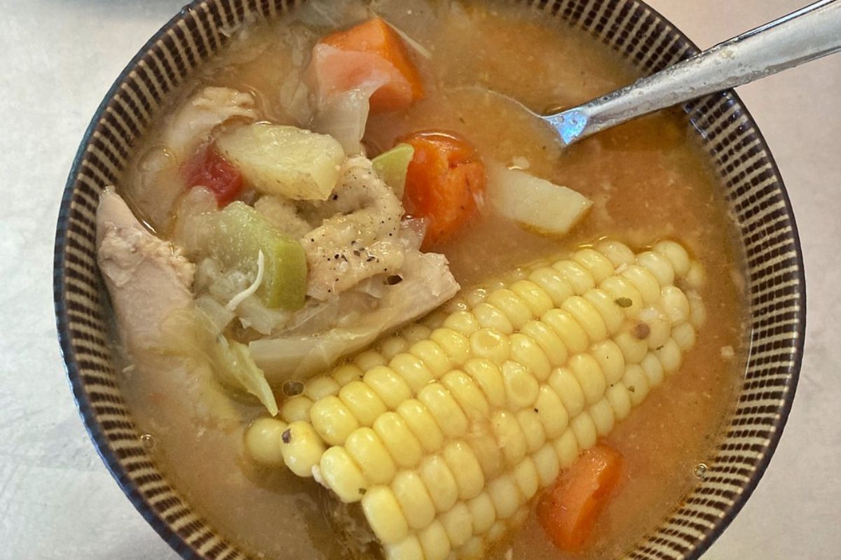 Caldo con carne blanca y vegetales. Foto de Flickr.