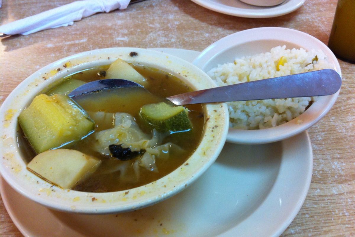 Caldo acompañado de porción de arroz. Foto de Flickr.