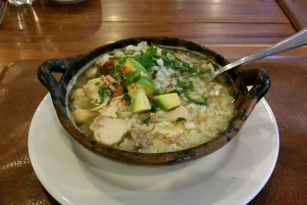 El caldo de pollo y el caldo de gallina pueden acompañarse con verduras y arroz.