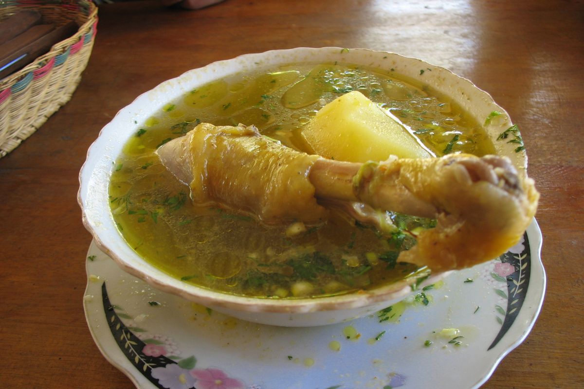 Caldo de gallina con papa. Foto de Flickr.