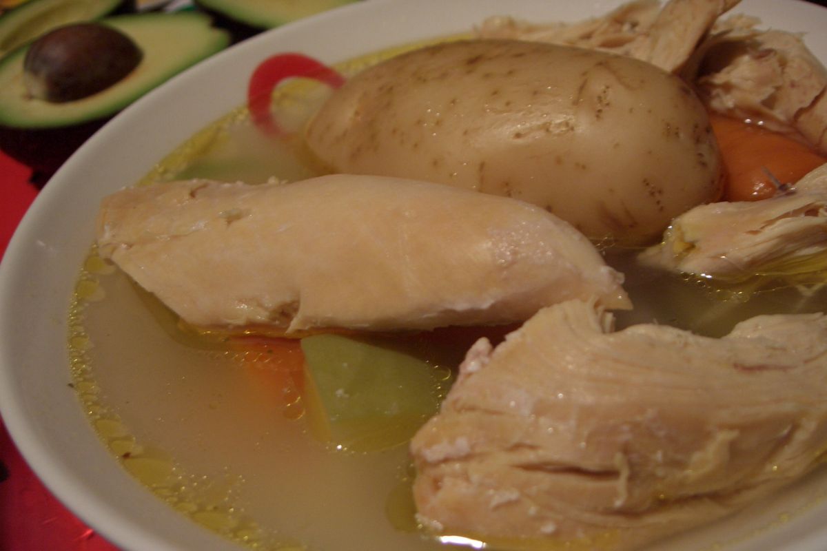 Caldo con carne blanca y vegetales. Foto de Flickr.