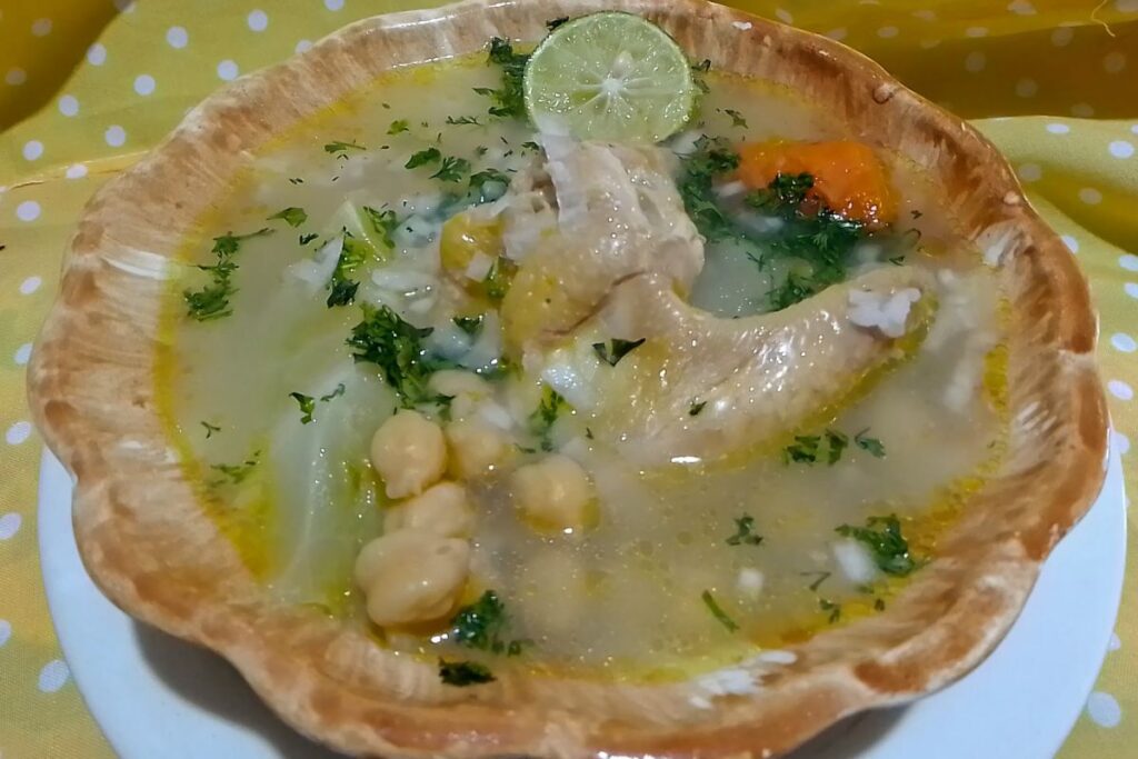 El caldo de pollo y el caldo de gallina pueden acompañarse con verduras y arroz.