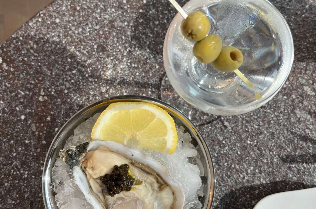 El martini especial que se sirve en el Caviar Bar