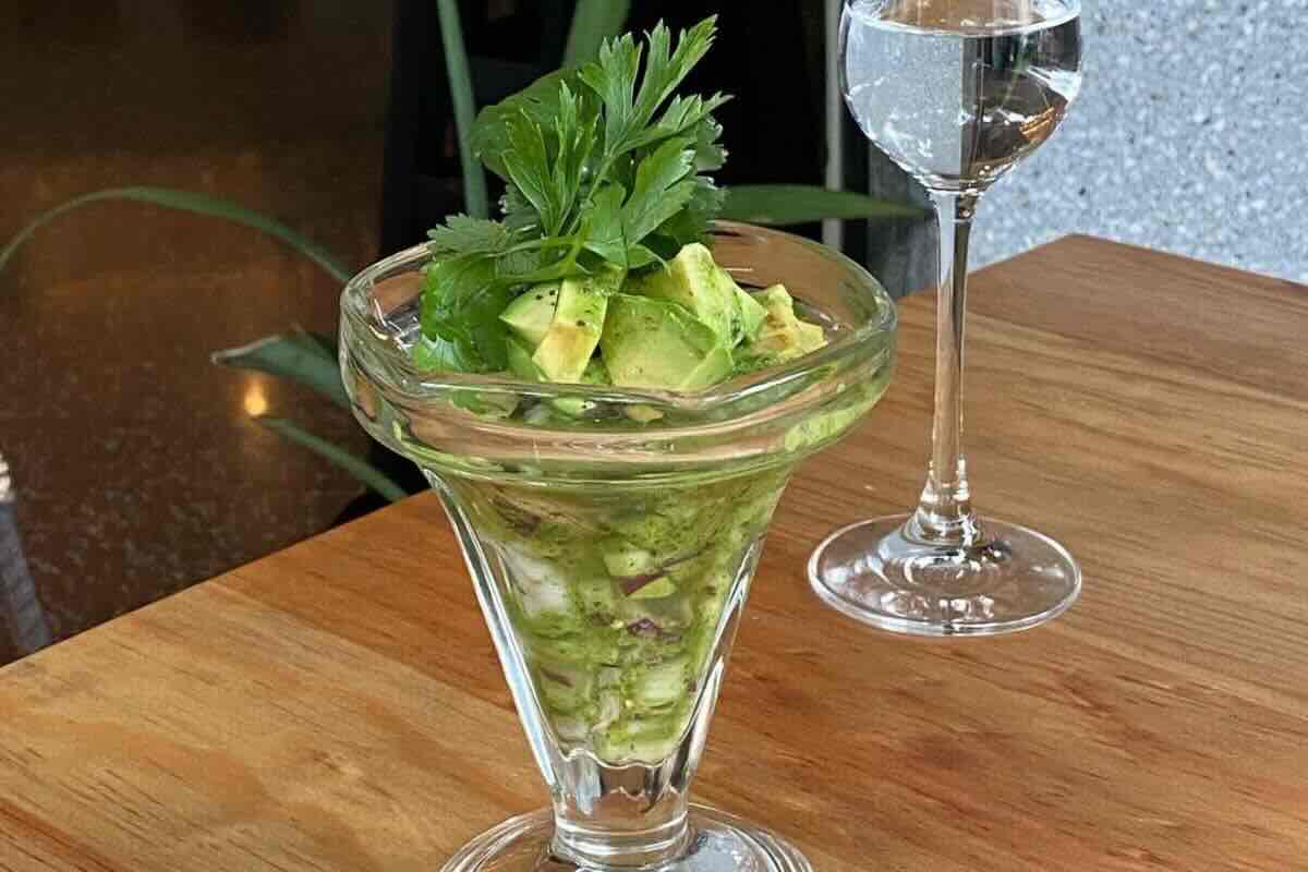 Ceviche verde servido en copa alta. Foto de Instagram Marea.