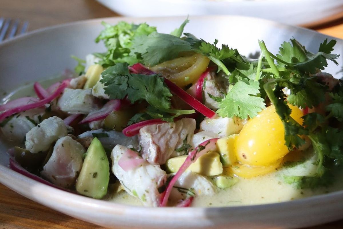 Ceviche con pescado, aguacate, cebolla morada y tomate verde. Foto de Instagram Marea.