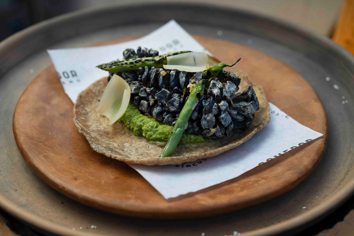 Taco de huitlacoche con ejote asado. Foto de cortesía.