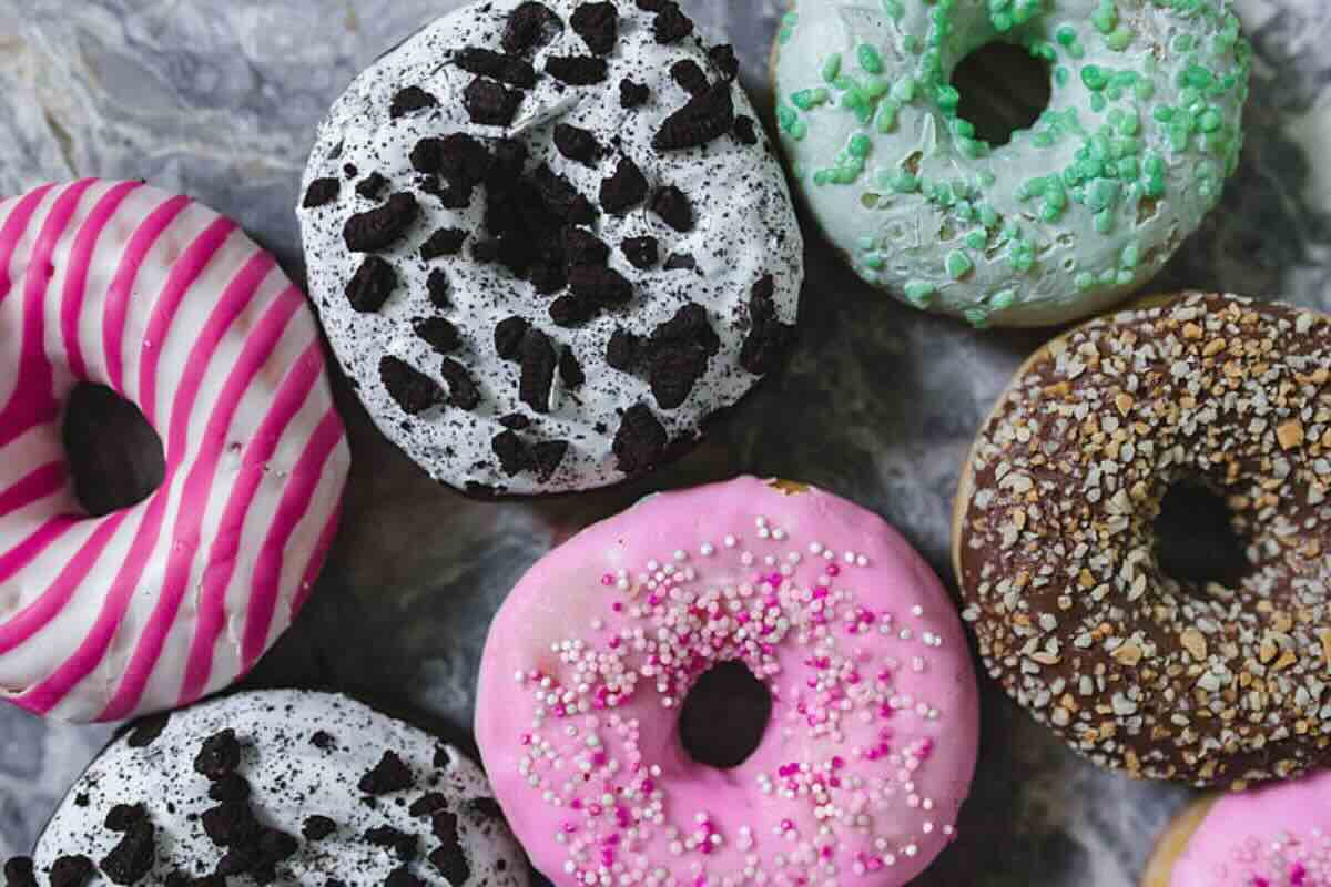 Donas fritas con distintas coberturas dulces. Foto de Pexels.