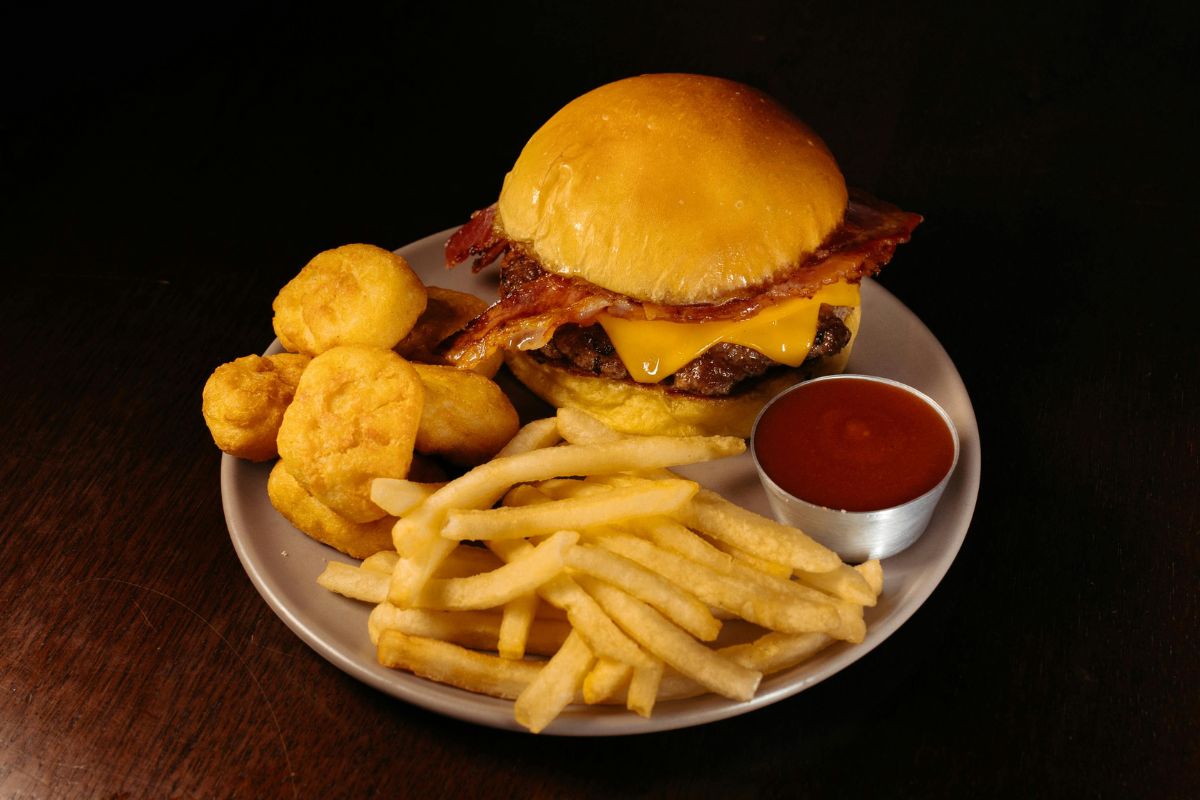 Hamburguesa con queso, nuggets y papas a la francesa. Foto de Pixabay.com