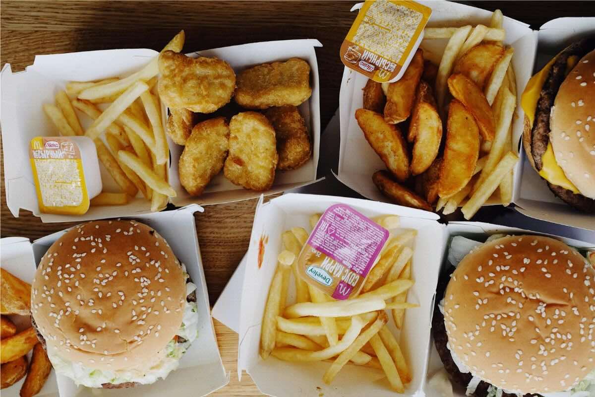 Hamburguesas, nuggets y papas fritas. Foto de Pexels.