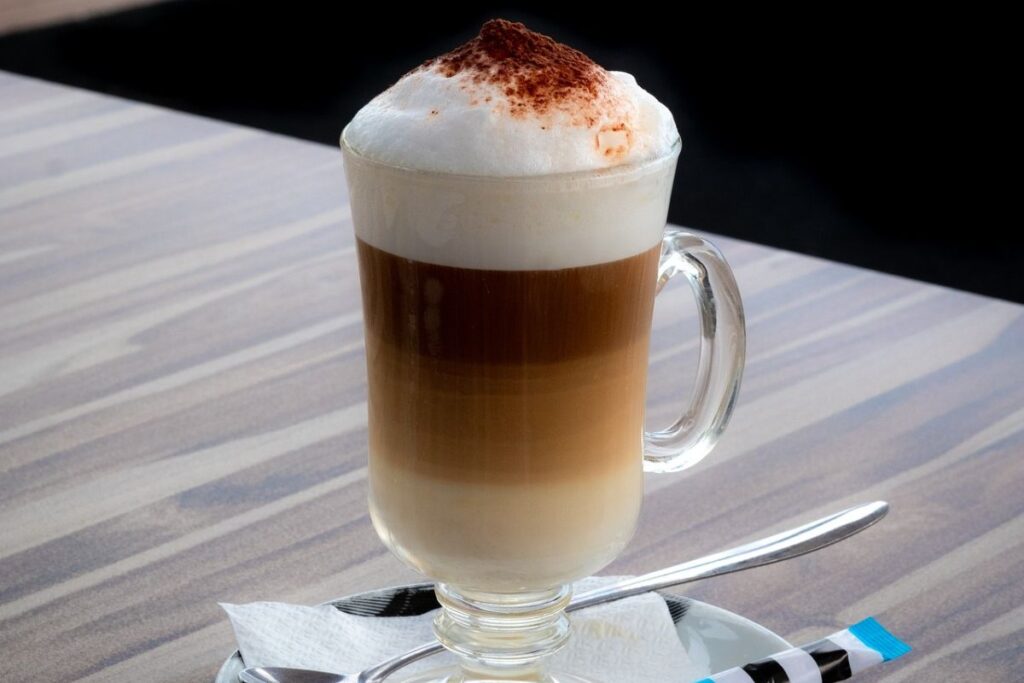 El cappuccino es una bebida italiana que se compone de la misma cantidad de café, leche caliente y espuma.