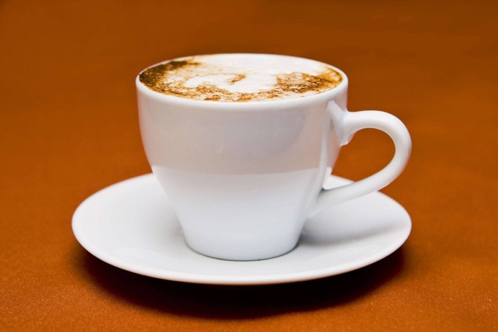 El cappuccino es una bebida italiana que se compone de la misma cantidad de café, leche caliente y espuma.