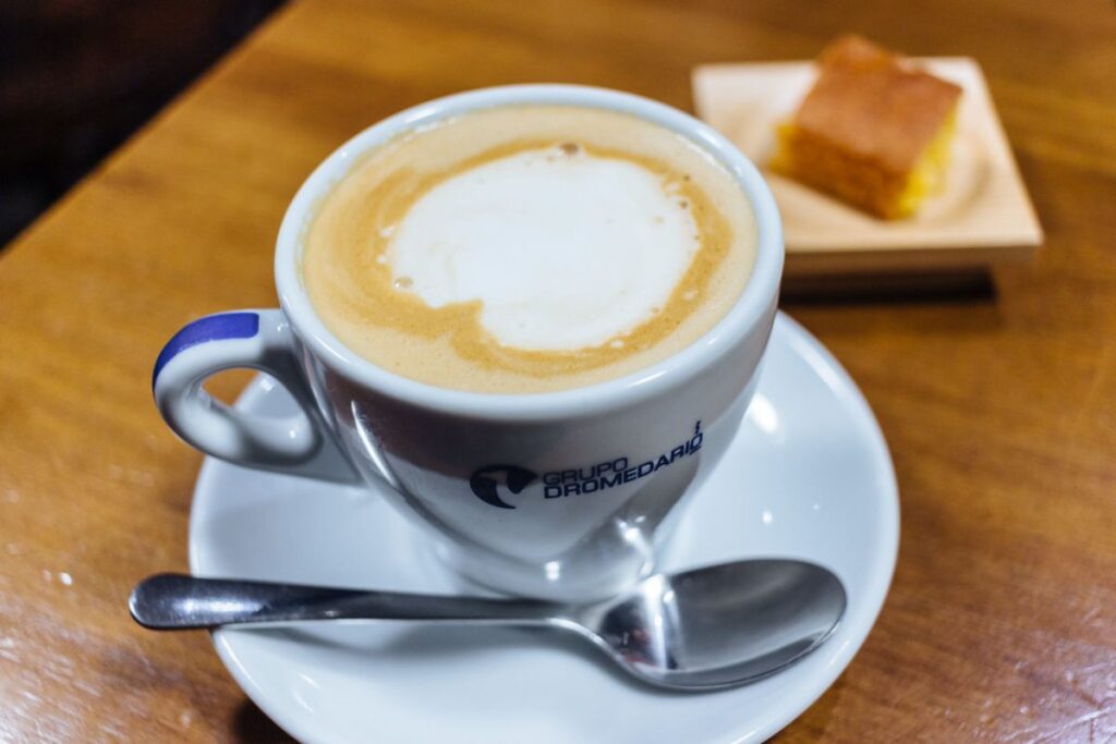 El flat white es una bebida caliente con café con una ligera parte cremosa.