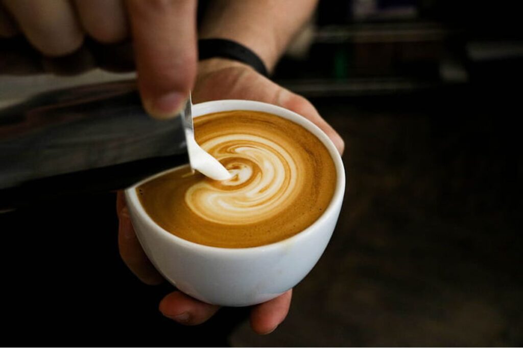 El flat white es una bebida caliente con café con una ligera parte cremosa.