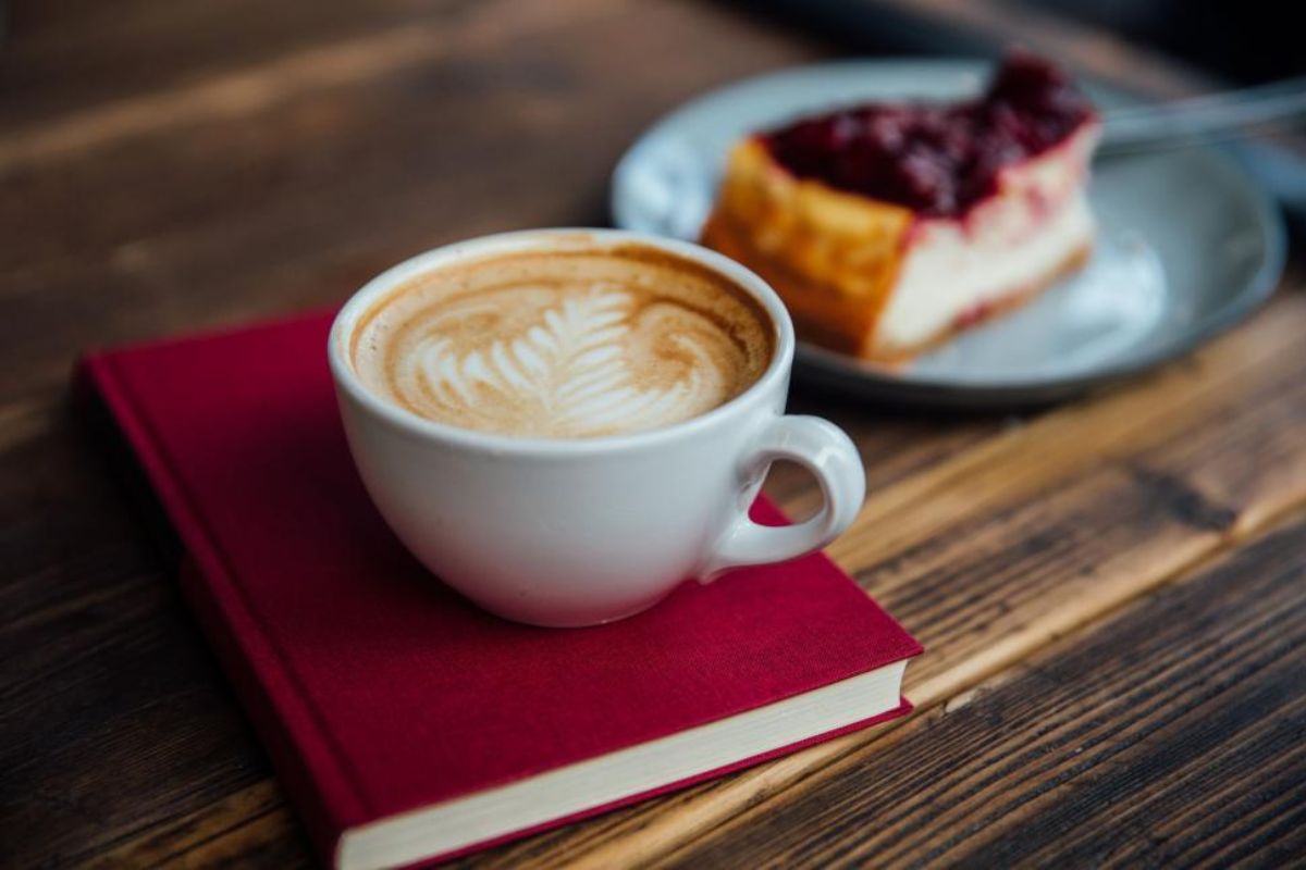 Café cremoso acompañando rebanada de cheesecake. Foto de Pexels.