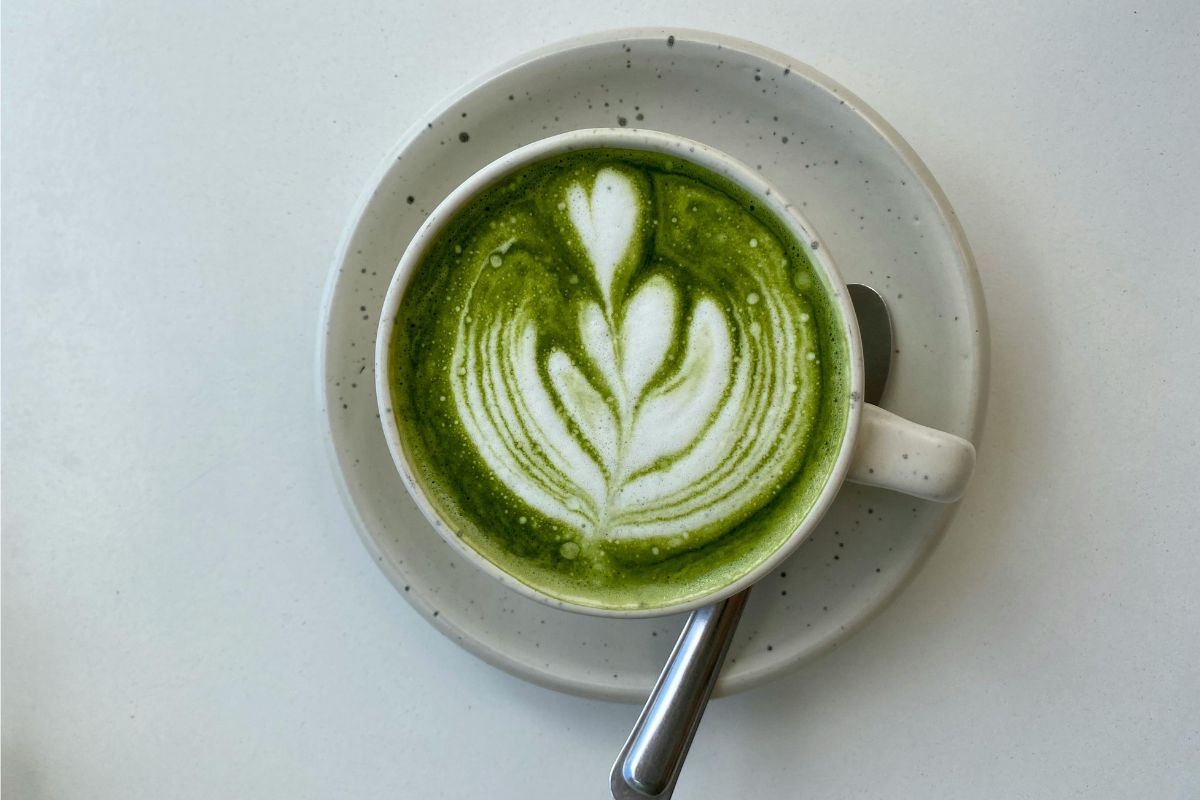 Matcha latte caliente. Foto de Pexels.