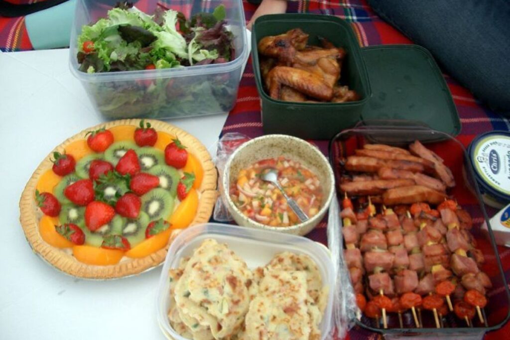 El menú de un picnic perfecto puede incluir platillos formales fáciles de servir.