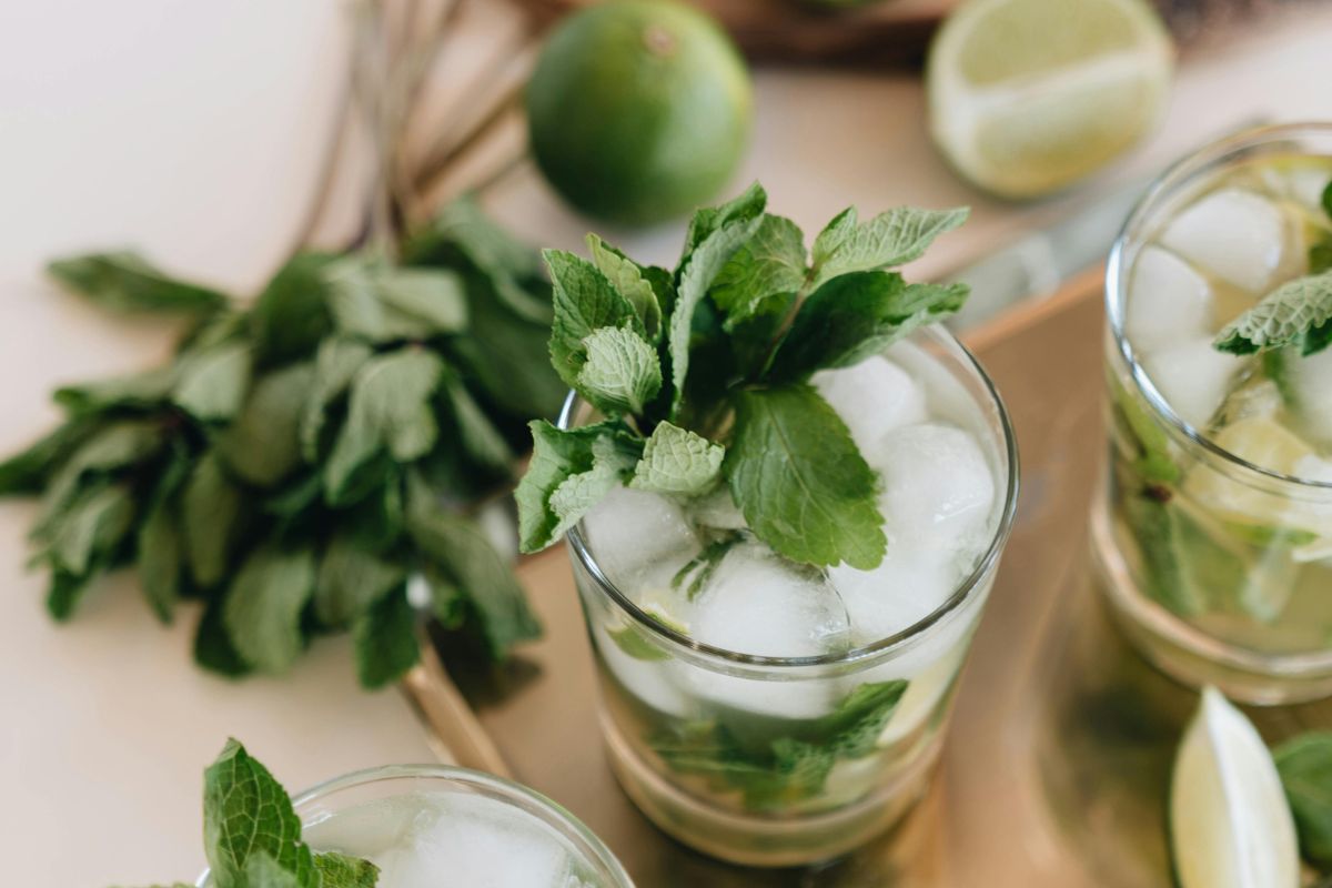 Mojito clásico con menta. Foto de Pexels.