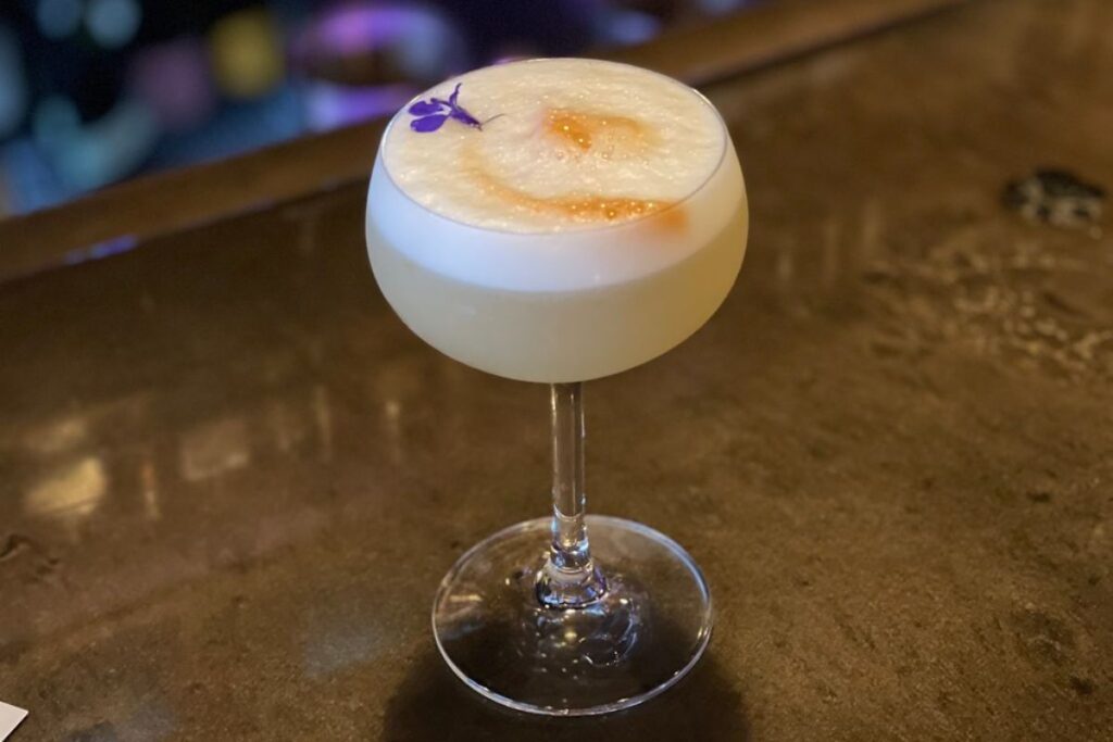 El pisco sour acompaña al mojito dentro de los mejores cocteles del mundo.