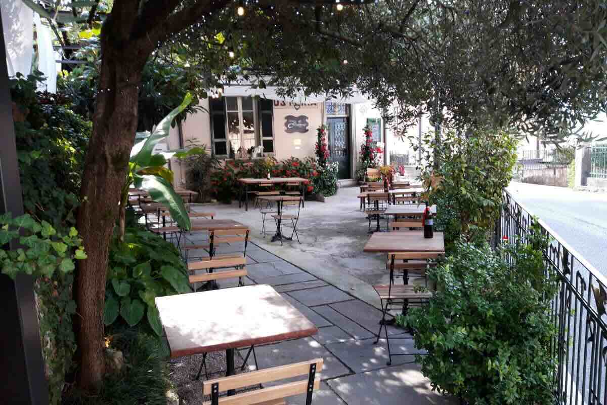 Restaurante pequeño con comedor al aire libre. Foto de Flickr.