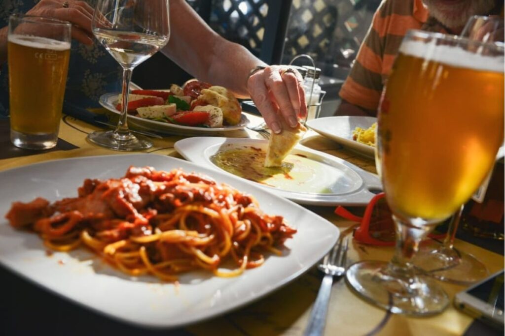 Una trattoria y una osteria son dos tipos de restaurantes italianos populares.