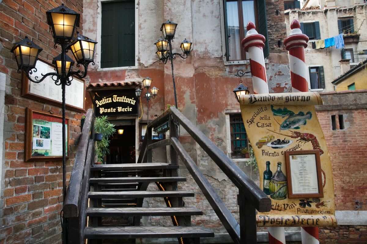 Entrada de trattoria italiana. Foto de Flickr.