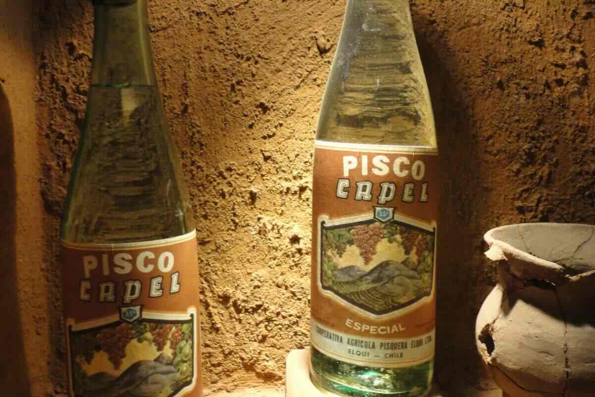 Botellas de pisco antiguas. Foto de Flickr.