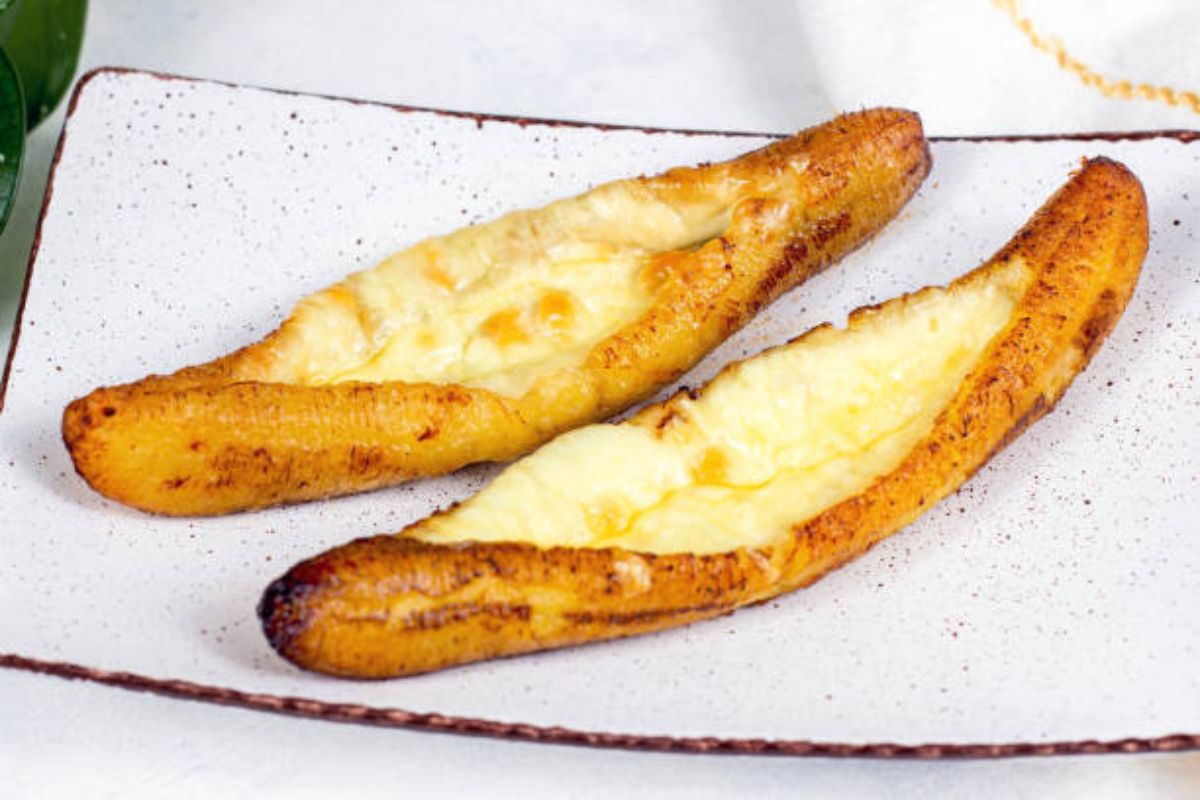 Plátanos asados rellenos de queso. Foto de iStock.