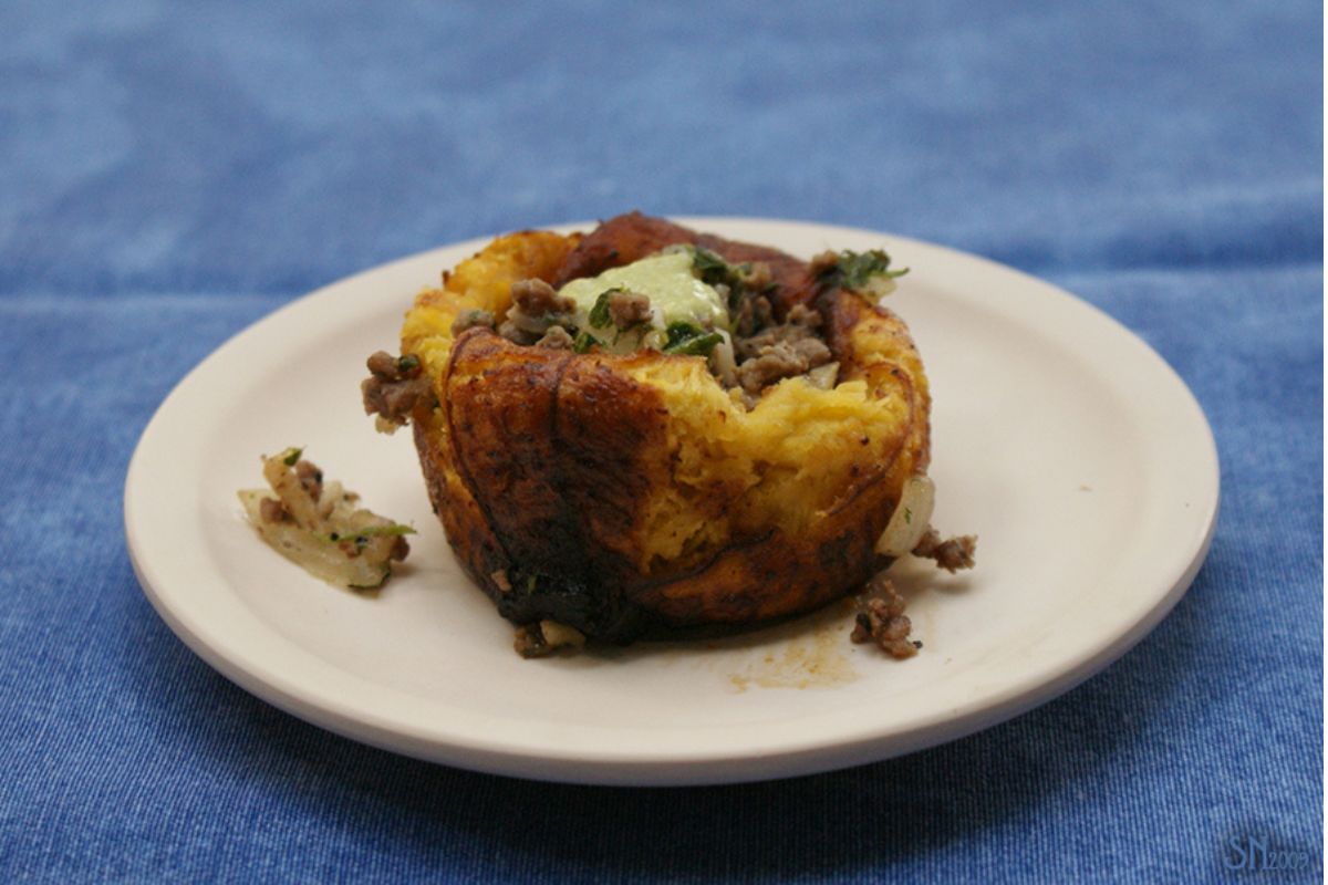 Plátano relleno de carne molida y queso. Foto de Flickr.