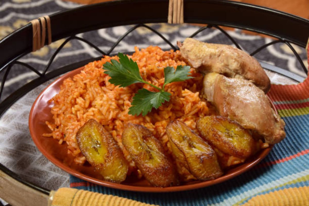 Plátanos con arroz rojo. Foto de iStock.