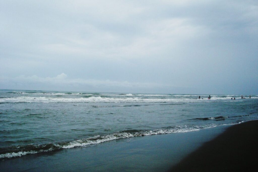 Las playas de Michoacán se caracterizan por formaciones de rocas impresionantes y un gran oleaje.