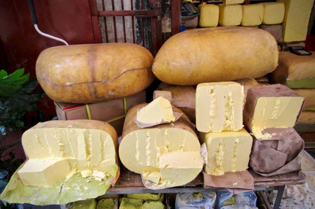 La historia y origen del Chhurpi: El queso de leche de yak del Himalaya