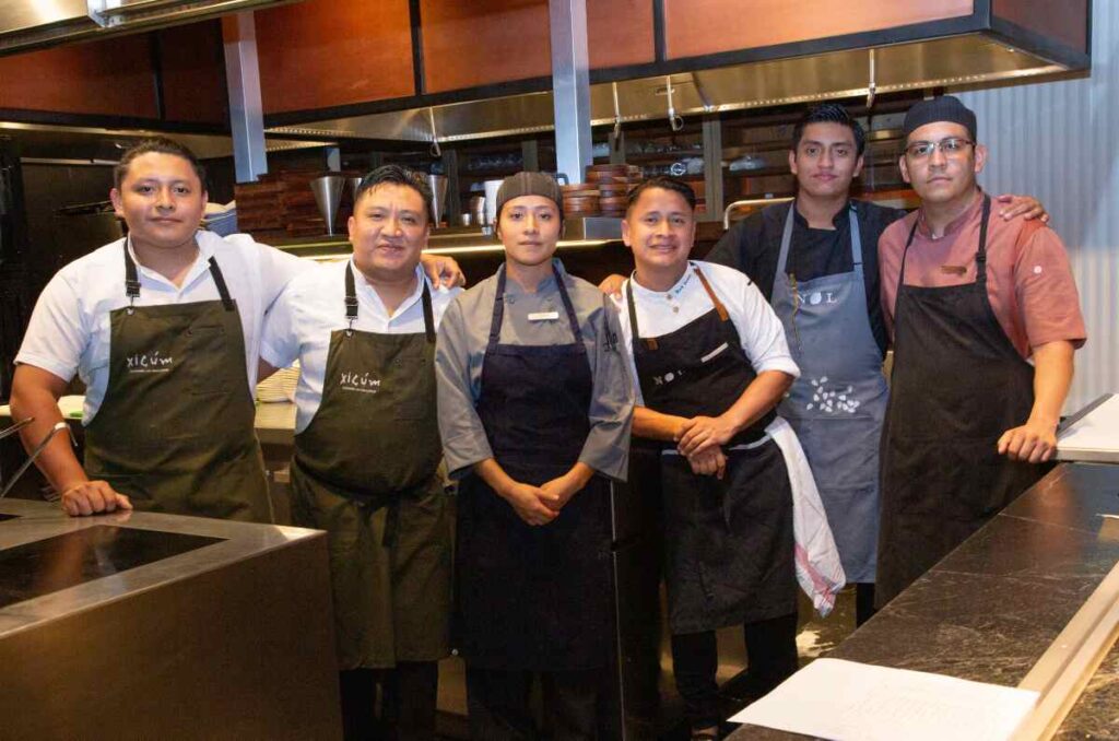 Jóvenes talentos culinarios cocinan juntos en Samos