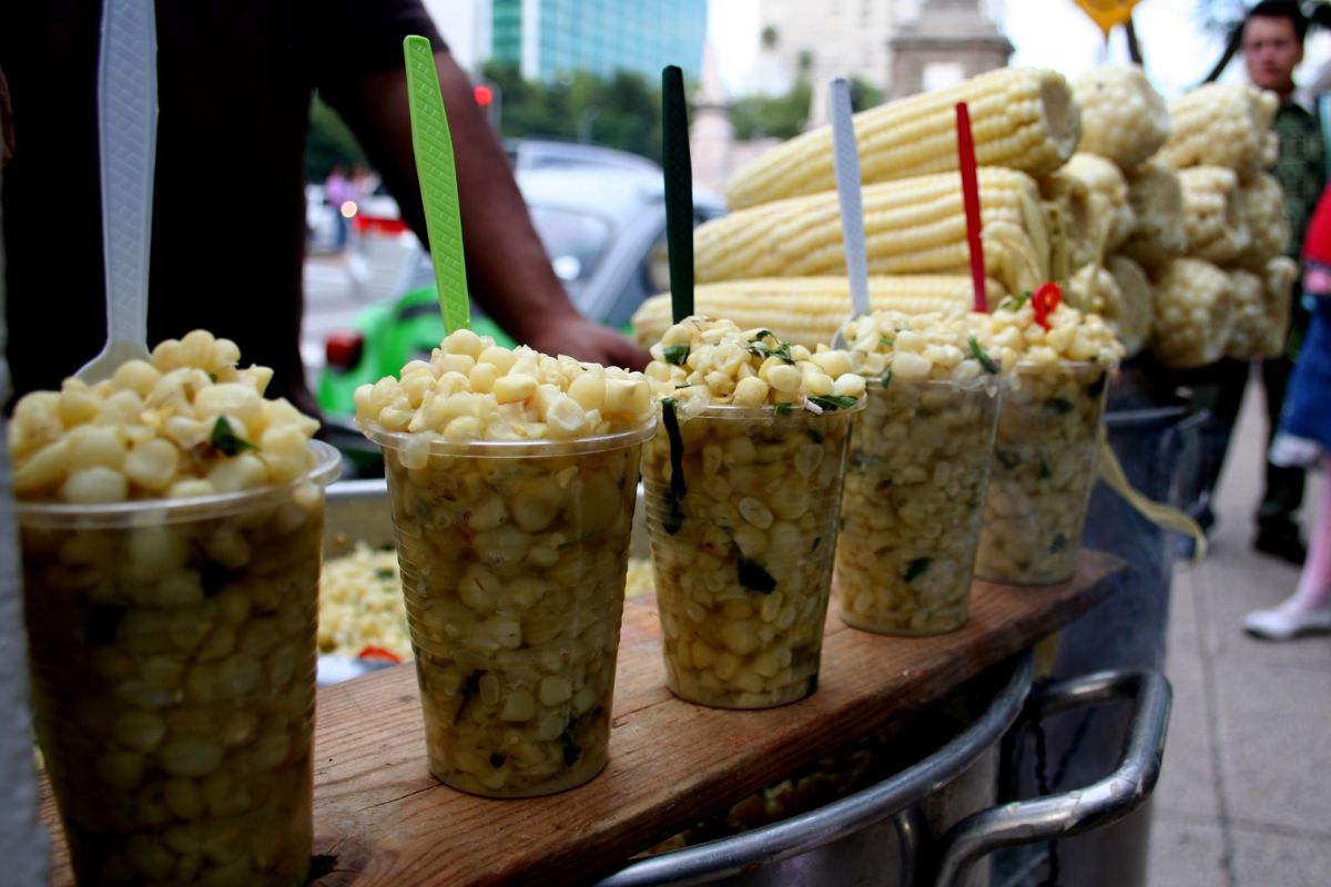 Esquites hervidos con epazote. Foto de Wikimedia Commons.