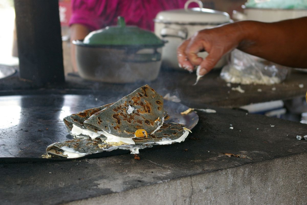 Quesadillas cocinadas al comal. Foto de Flickr.