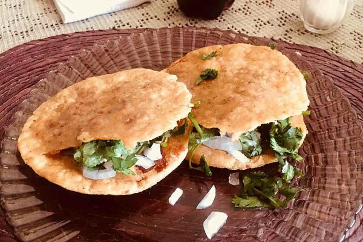 Gorditas de chicharrón con cebolla y cilantro fresco. Foto de Flickr.