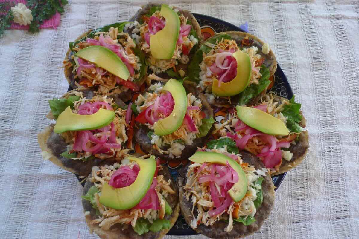 Panuchos con cebolla morada y aguacate fresco. Foto de Wikimedia Commons.